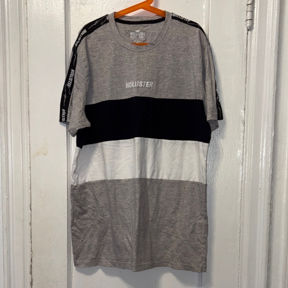 Hollister Men's Gray, Black, and White Block Tee